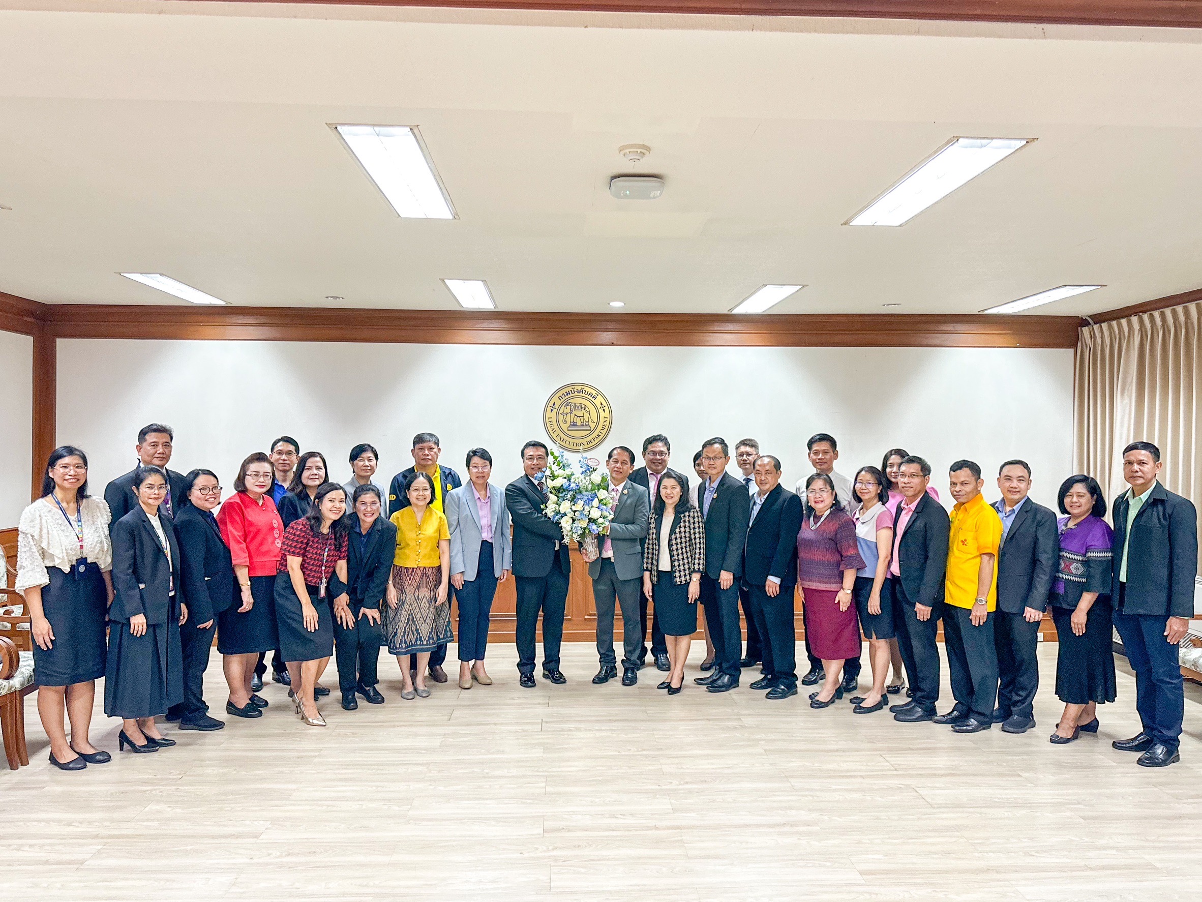 อธิบดีกรมบังคับคดีและคณะผู้บริหาร ร่วมแสดงความยินดีกับรองอธิบดีกรมบังคับคดี  เนื่องในโอกาสเข้ารับตำแหน่งใหม่